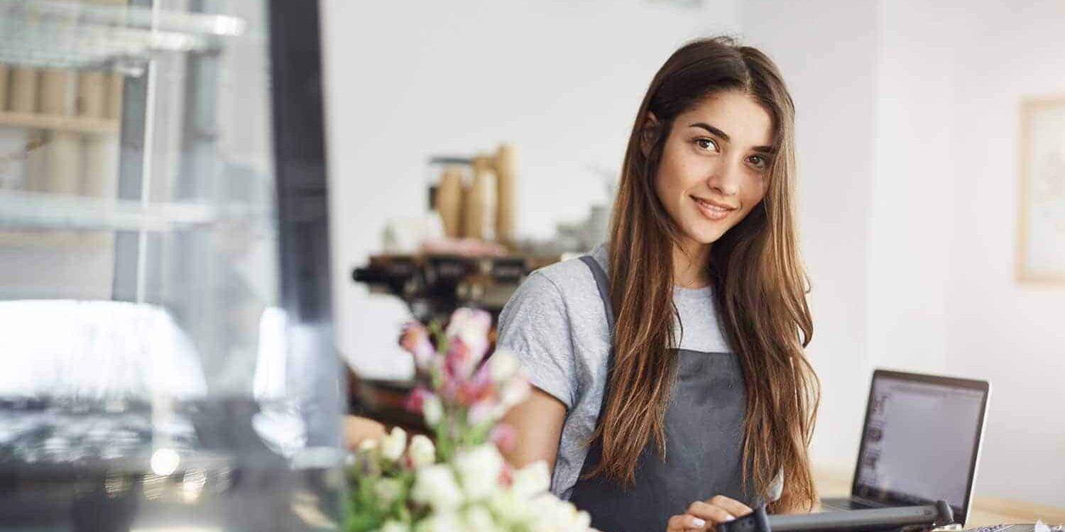 trabajadora-cafeteria